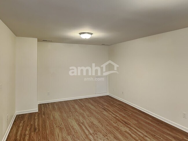 Foto del edificio - 3711 Community Cir