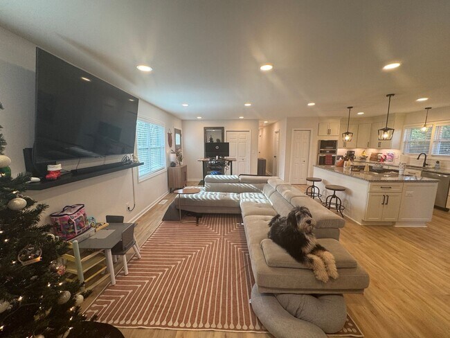 Foto del edificio - Cute, Renovated, 3BR/2BA Ranch.  Large Fully Fenced Backyard