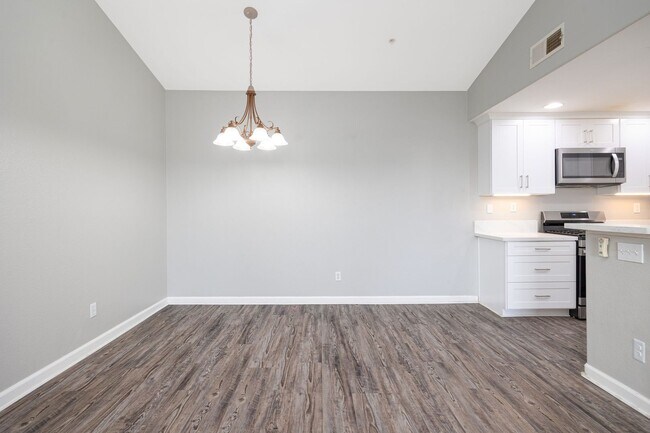Foto del edificio - Spacious 3 bedroom condo now off Olympic P...
