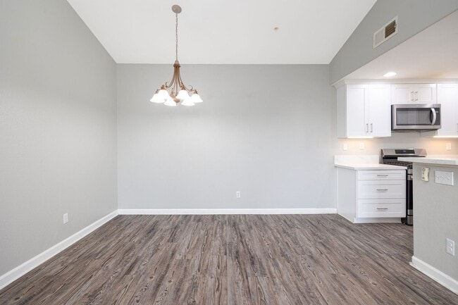 Building Photo - Spacious 3 bedroom condo now off Olympic P...