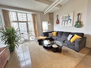 Building Photo - 66 Bay St S