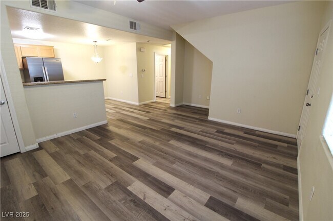 Foto del edificio - 7701 W Robindale Rd
