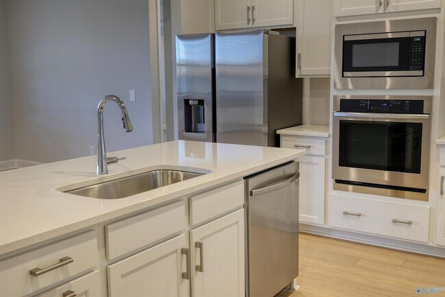 Building Photo - 102 Clift Crk Dr