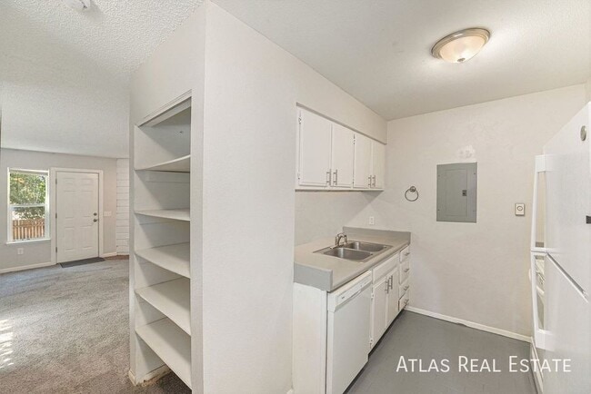 Building Photo - Spacious 3-Bedroom, 2-Bathroom Duplex with...
