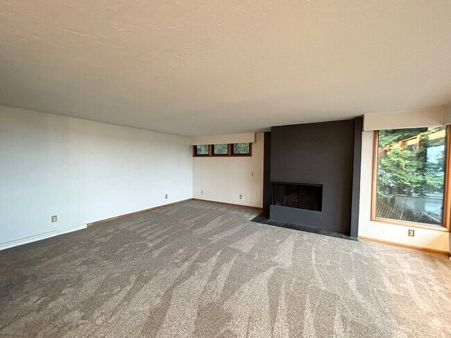 Building Photo - Great Hillsdale 4 bedroom Classic with Ama...