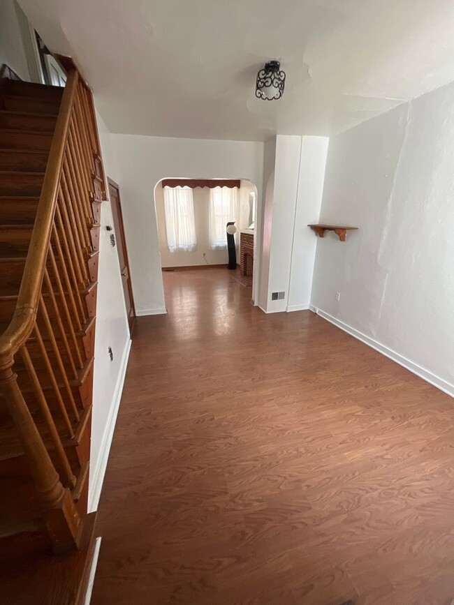 Building Photo - 2-bedroom townhouse in Northeast York. Sec...