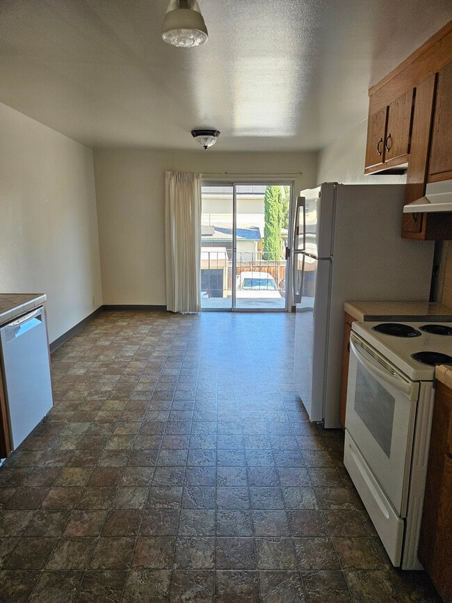 Kitchen - 150 N 1st St