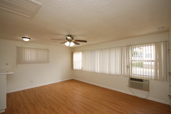Building Photo - 319 Violet Ave