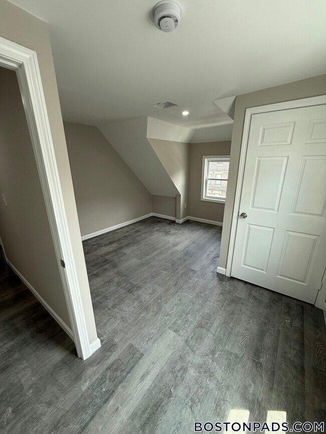 Building Photo - 16 Long Ave