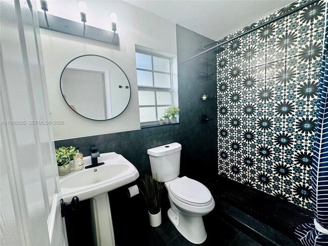 Building Photo - 1012 NE 17th Ct