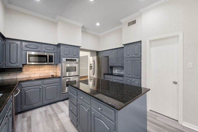 Building Photo - Elegant TCU-Area