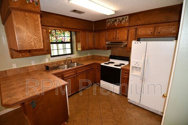 Building Photo - 109 Mistletoe
