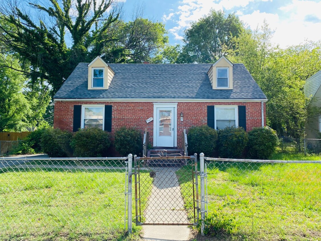 Adorable 3bdrm/1.5bth Cape-Cod Located in Richmond's Southside!! **NEWLY RENOVATED** - Adorable 3bdrm/1.5bth Cape-Cod  Located in Richmond's Southside!!  **NEWLY RENOVATED**