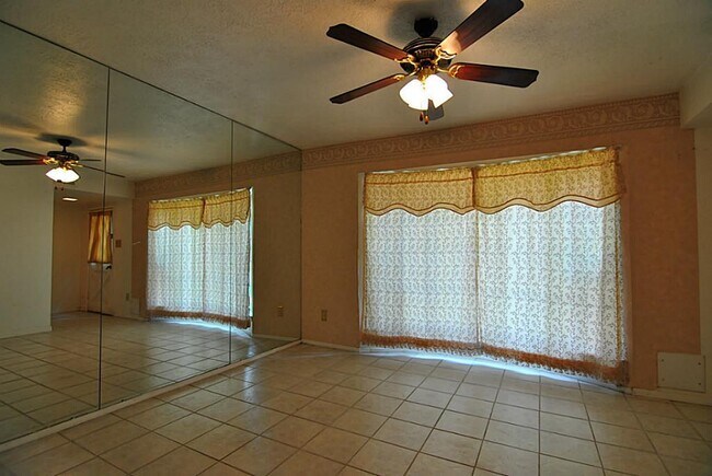 Building Photo - 7040 Jetty Ln