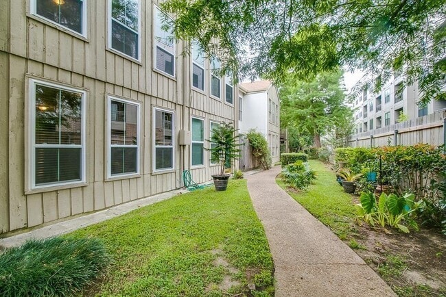 Building Photo - 2100 Tanglewilde St