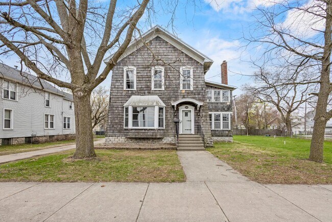 Foto del edificio - 335 1st St