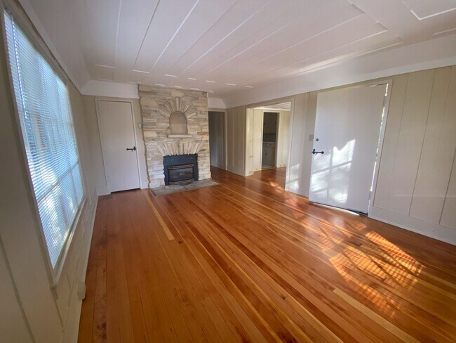 Foto del edificio - Historic Hugh Comstock Cottage in the Heart of Carmel-by-the-Sea