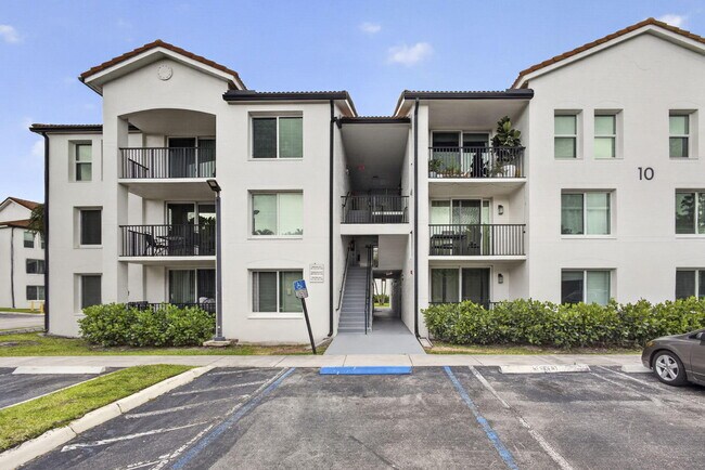 Building Photo - 1002 Villa Cir