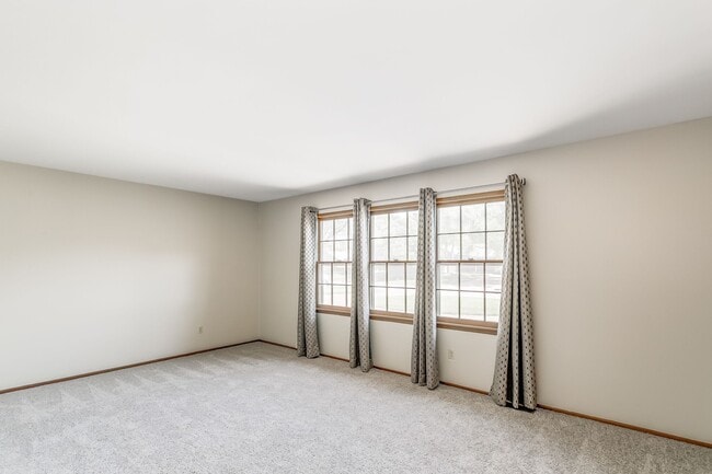 Building Photo - Spacious 3 bedroom 2 bath Duplex