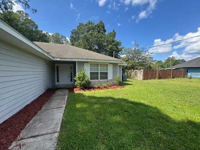 Building Photo - Ready Now! 3/2 Single Family Home w/ Fenced Yard in Starke, FL!