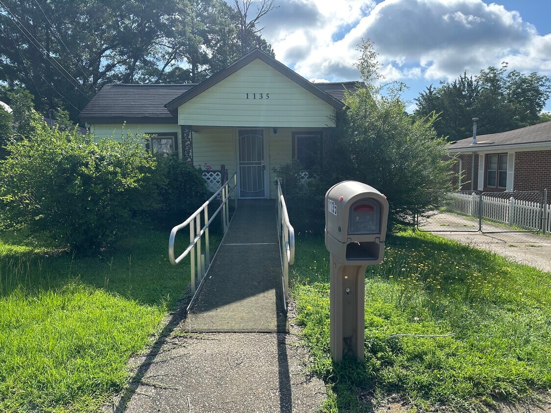 Primary Photo - 1135 N Clarke St