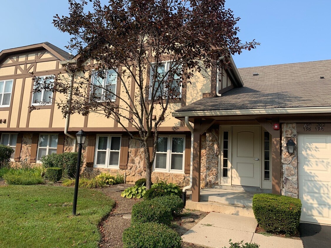 196 E Bluewater Ln Unit 196, Vernon Hills, IL 60061 Condo for Rent in
