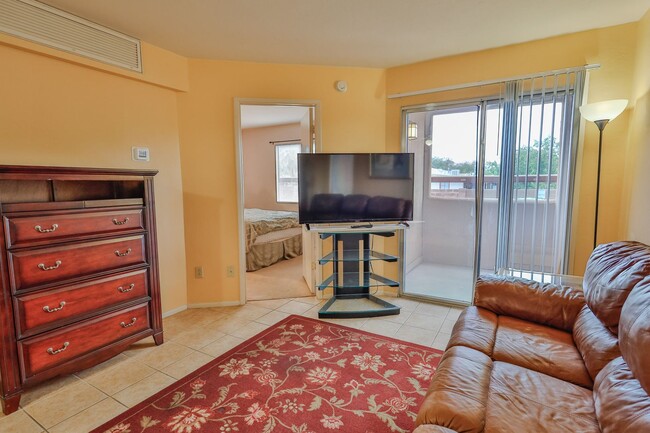 Building Photo - Fully Furnished 1 Bed / 1 Bath Condo - Sho...