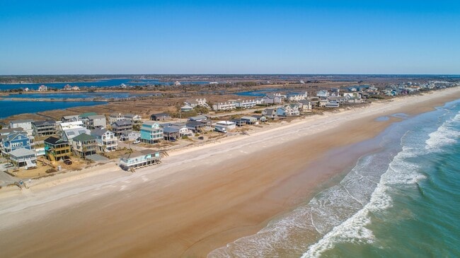 Building Photo - OFF-SEASON FURNISHED RENTAL AVAILABLE JAN and FEB '26