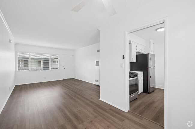 1BR, 1BA - 675SF - Living Room - 636 E. 97th St.