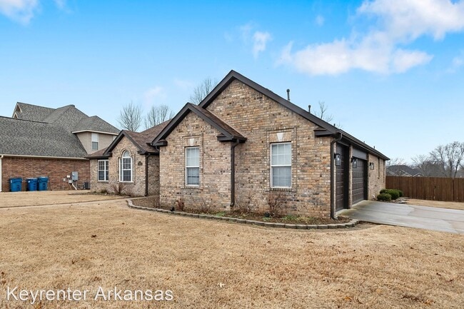Building Photo - 3 br, 3 bath House - 400 Lyndal Ln