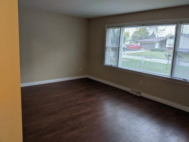 Foto del edificio - 298 Cranbrook Dr