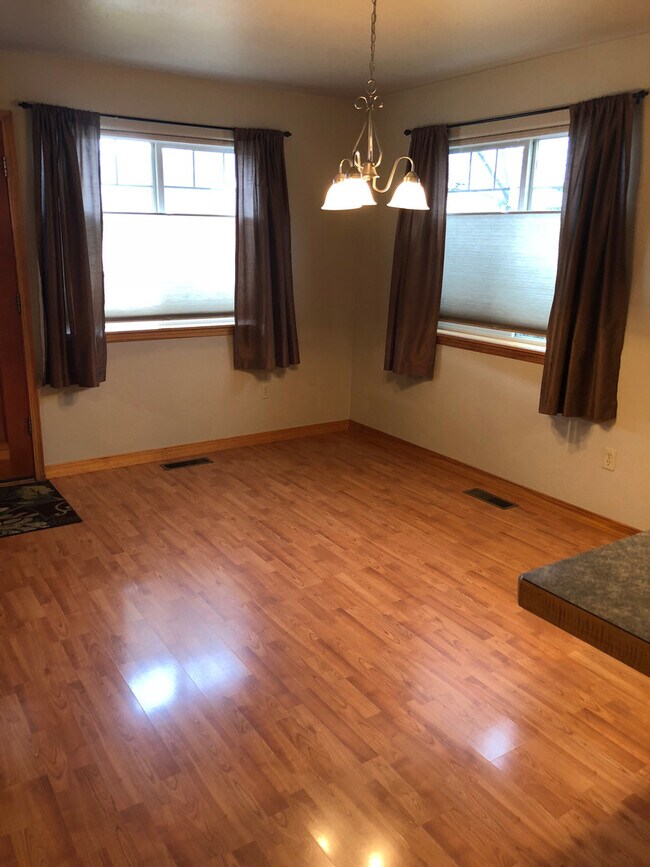 Building Photo - 3 bedroom Condo across from Outlaw Brewing!