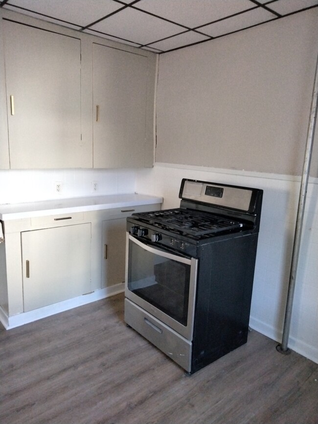 Building Photo - 415 Maple St