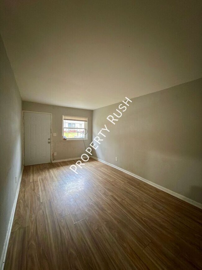 Photo - 706 W 47th St Apartment