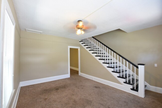 Building Photo - UNIT A: Charming 3 Bed 1.5 Bath Town Home for Rent in DeLand, FL! $500 off First Month Rent!!!