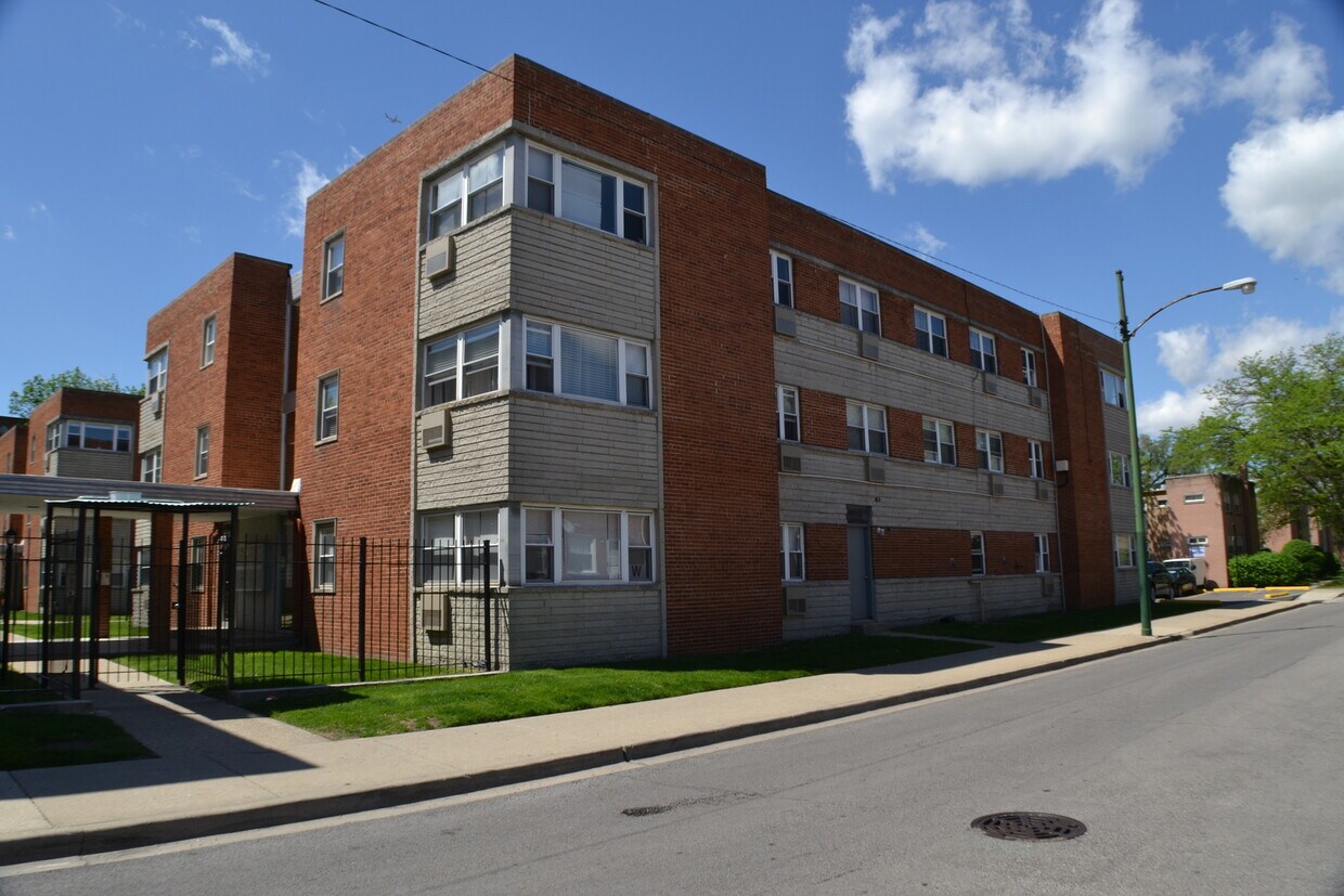 2411 W Balmoral Ave Unit 2F, Chicago, IL 60625 Condo for Rent in