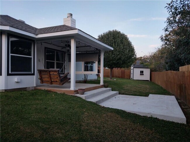 Foto del edificio - 1004 Ridgebluff Cir