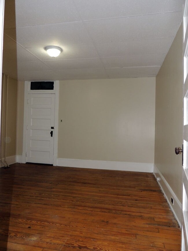 Building Photo - Come set up home in this one bedroom apartment that is close to shopping, walking trails, medical...