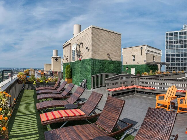Building Photo - 409 W Fullerton Ave