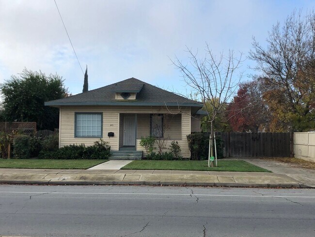 Building Photo - Beautiful Los Banos Rental