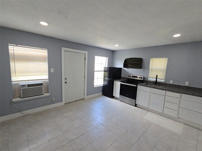 Building Photo - 9010 Linda Vista Rd