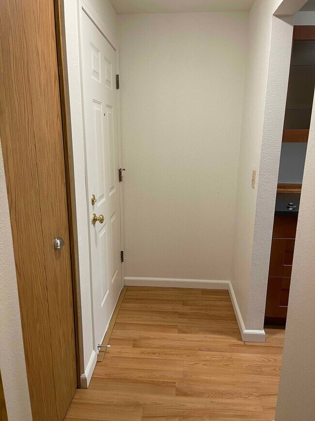 Foto del edificio - First Full Month's Rent Free! Bright and Airy One Bedroom Condo - Water, Sewer & Trash Covered!