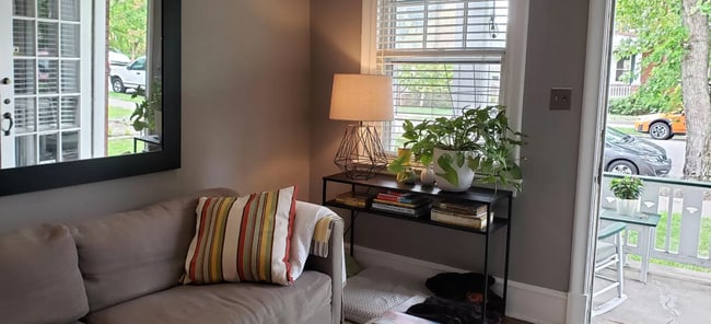 Foto del edificio - 3322 Stuart Ave