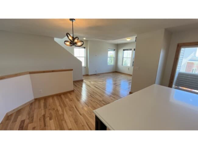 Building Photo - Beautiful updated Townhome with lots of natural light!
