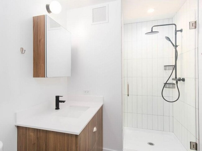 Foto del edificio - 1243 S Blue Island Ave