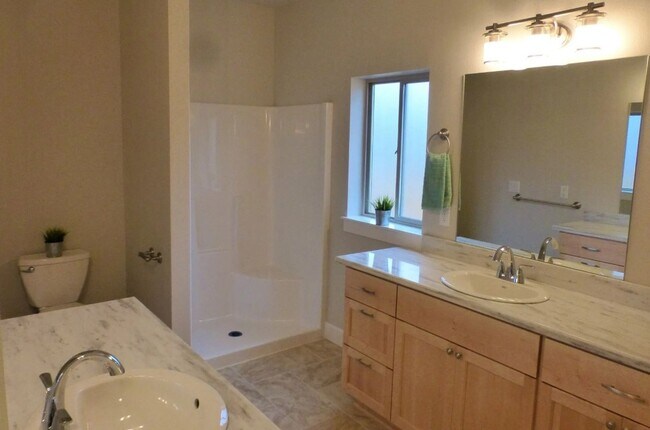 Foto del edificio - 3 Bed / 2 Bath Two-Story Home with 2-Car Garage & A/C