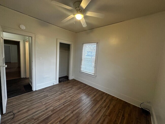 Building Photo - Welcome to this charming 2-bedroom, 1-bath...