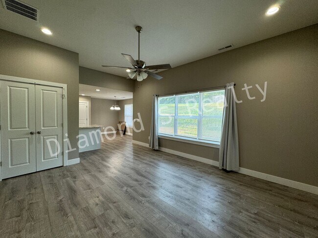 Building Photo - MOVE IN SPECIAL:  FIRST FULL MONTH FREE WI...