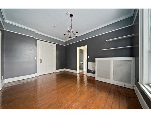 Building Photo - 391 Elm St