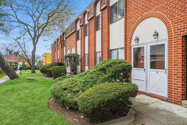 Building Photo - 741 Chestnut St